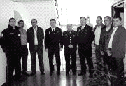 LOS VIGILANTES CONDECORADOS JUNTO AL COMISARIO